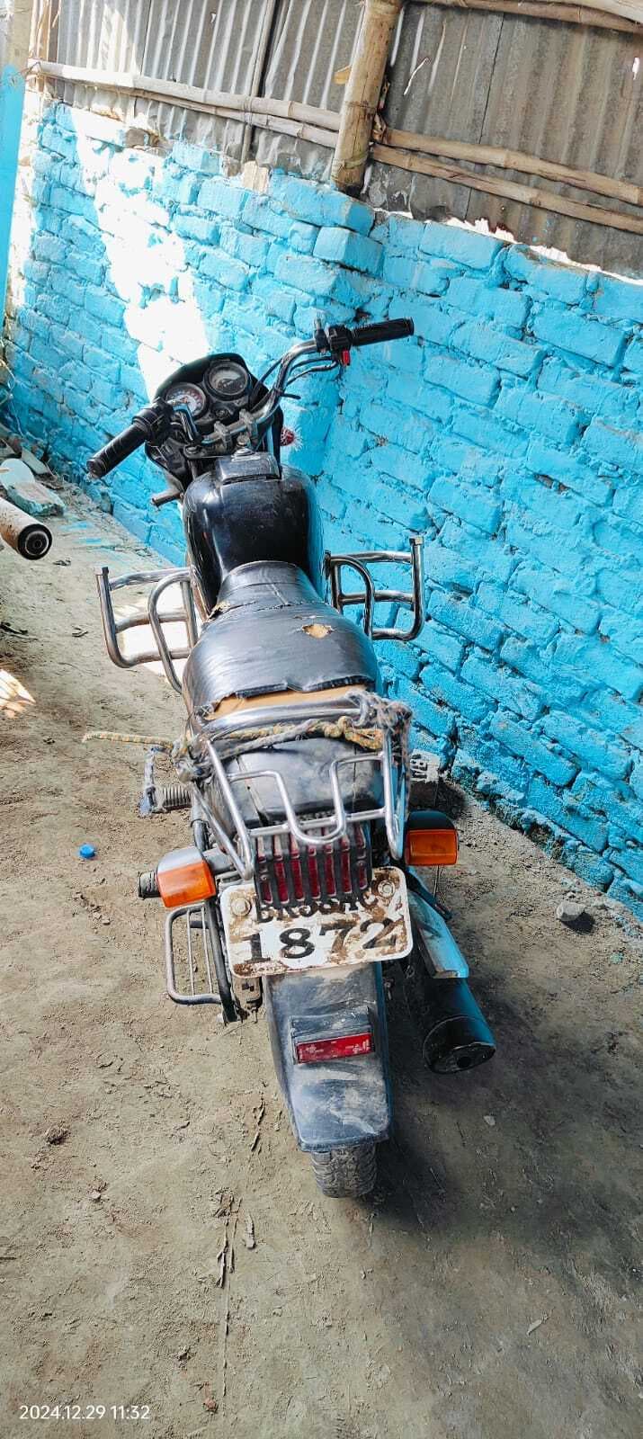पुलिस को देख बाइक छोड़ भागा बदमाश, दो बाइक बरामद