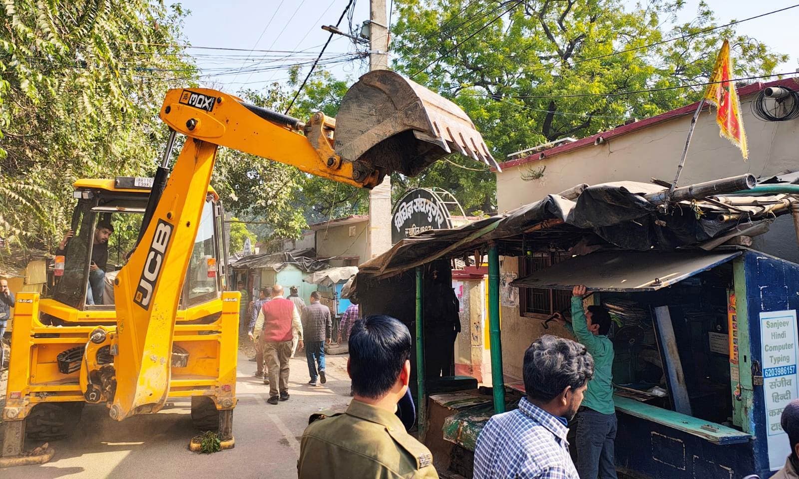 किला परिसर से निगम ने हटाया अतिक्रमण, दिन भर बनी रही गहमा-गहमी