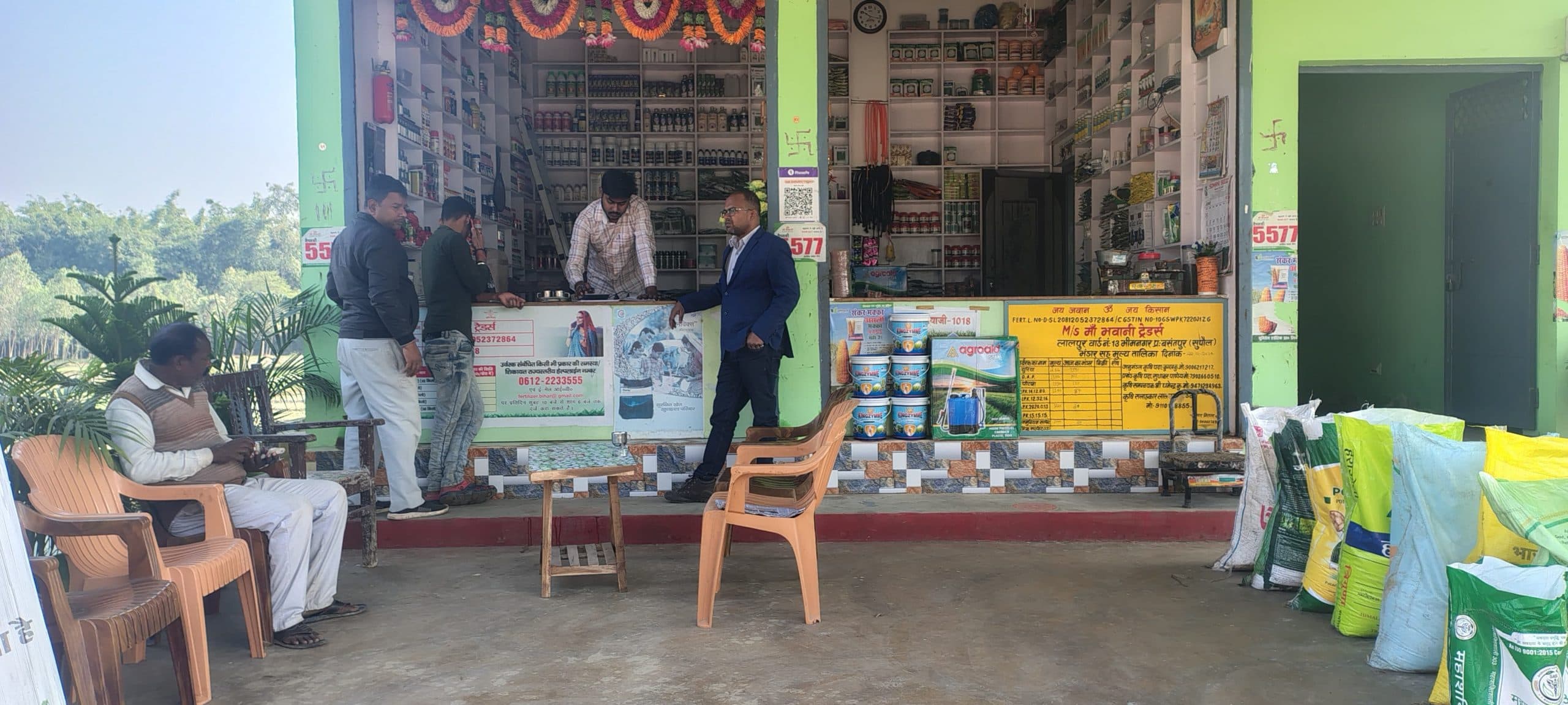 अनियमितता पाये जाने पर अधिकारी ने खाद दुकान को किया सील