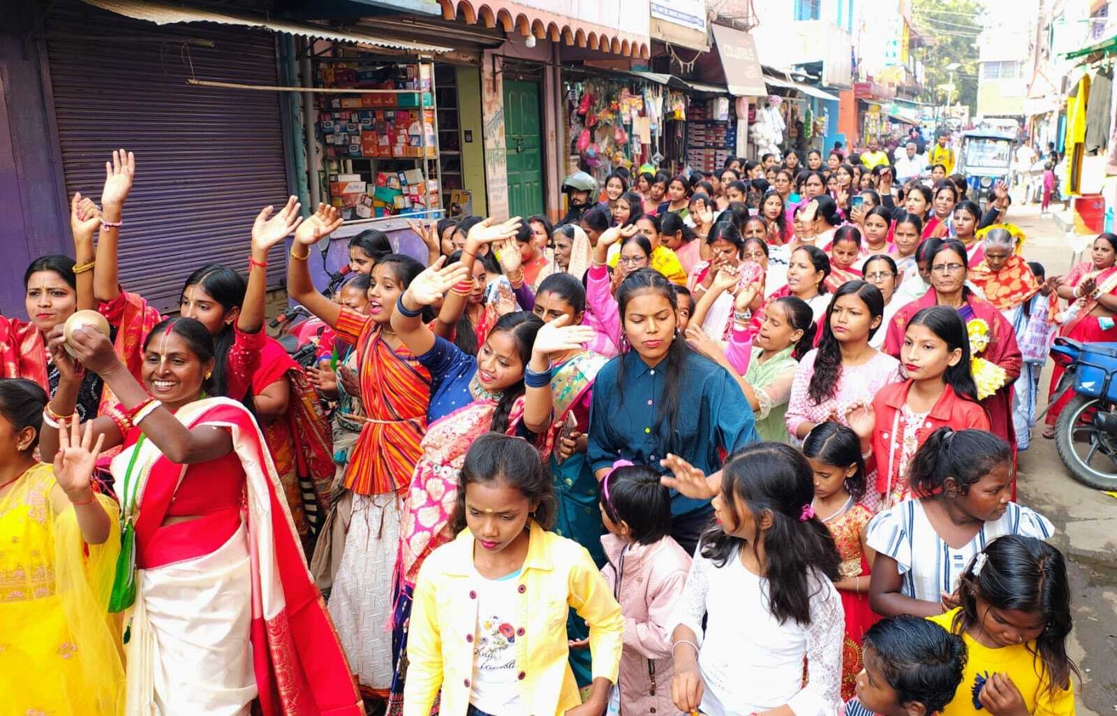 गीता जयंती पर बरहरवा में निकला नगर संकीर्तन, भगवान श्रीकृष्ण की भक्ति में लोग सराबोर
