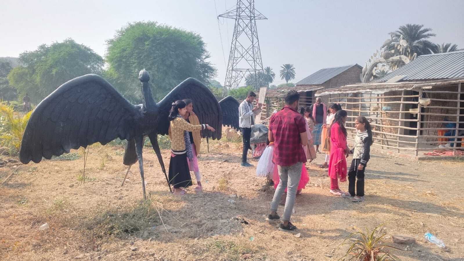 प्रकृति की गोद में बसे वन देवी रक्सी स्थान में पिकनिक मनाने पहुंच रहे लोग प्रकृति की गोद में बसे वन देवी रक्सी स्थान में पिकनिक मनाने पहुंच रहे लोग