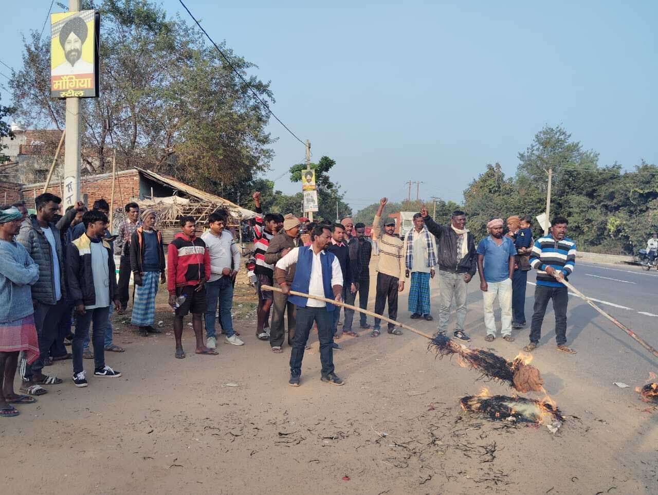 आक्रोशित लोगों ने आश्रम मोड़ में सीएम और विधायक का पुतला फूंका