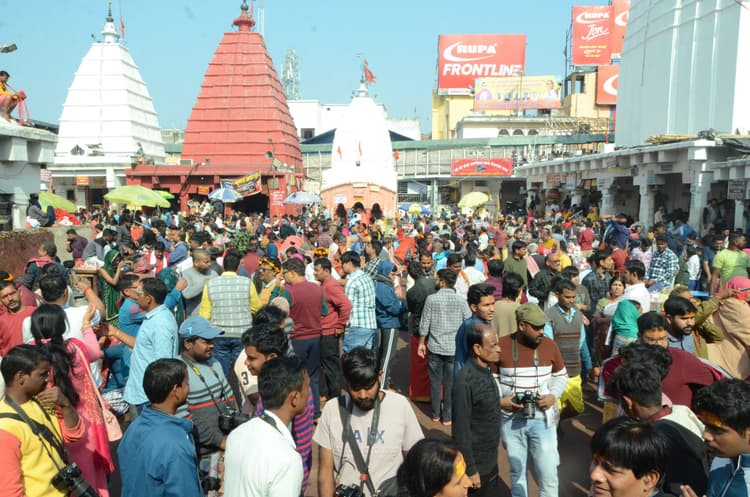 Deoghar News : बाबा मंदिर में 80 हजार भक्तों ने चढ़ाया जल, भीड़ नियंत्रण में छूटे पसीने