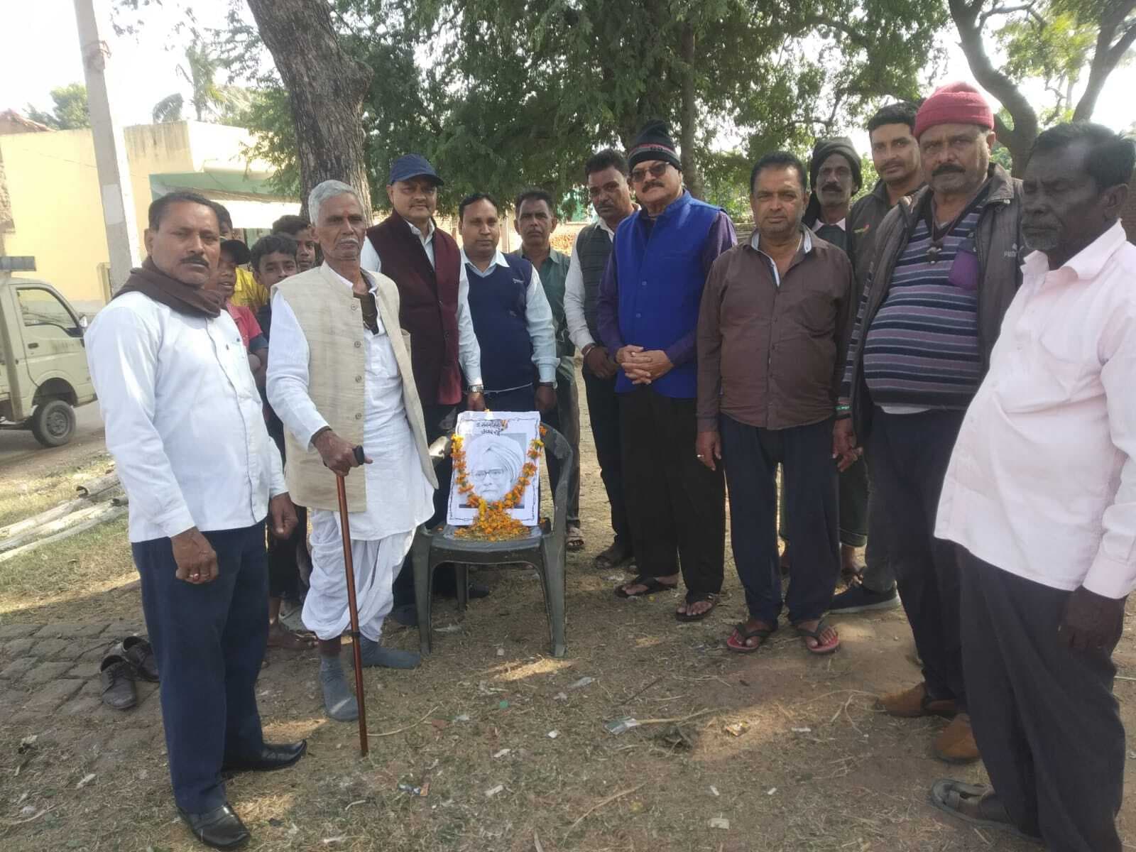 करौं में कांग्रेसियों ने पूर्व प्रधानमंत्री को किया नमन