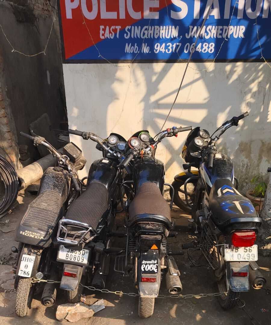 मानगो : चोरी की चार बाइक के साथ सात युवक गिरफ्तार