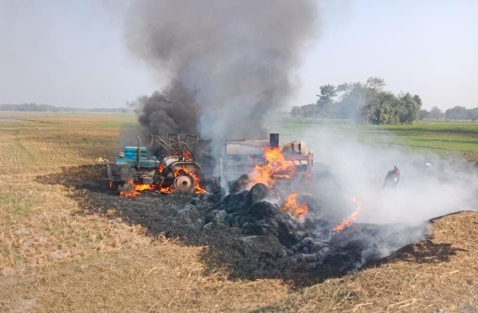 थ्रेसर, ट्रैक्टर व धान फसल जलकर नष्ट