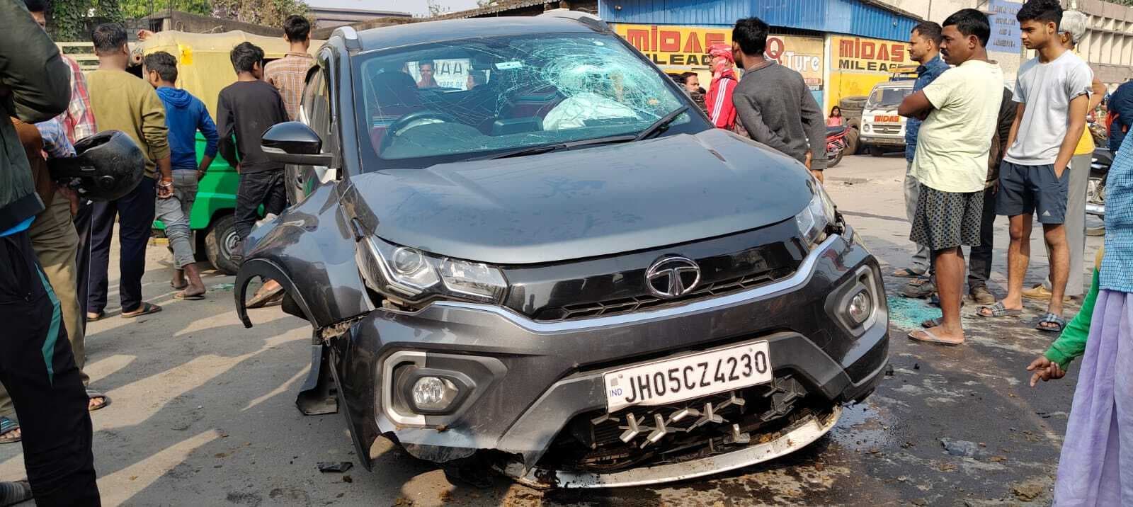 जेम्को में अनियंत्रित कार डिवाइडर से टकरायी, बाल-बाल बचा चालक