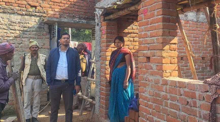बीडीओ ने की आवास योजना की जांच, जल्द मकान निर्माण करने का दिया निर्देश