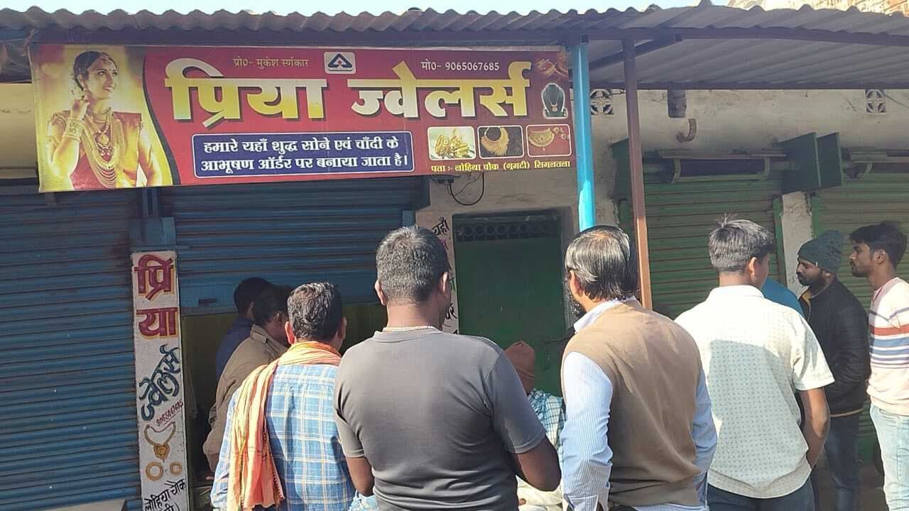 एक साथ दो दुकानों में चोरी, दुकानदारों ने जताया आक्रोश