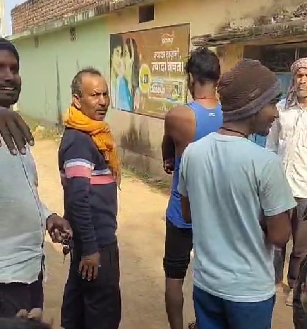 Giridih News :51 हजार का जुर्माना भरने पर ग्रामीणों ने व्यापारी को छोड़ा