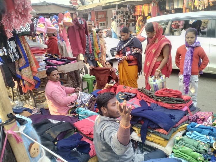 ठंड से बचाव को लेकर प्रशासनिक तैयारी पूरी, जरूरतमंदों के बीच ऊनी वस्त्र वितरित