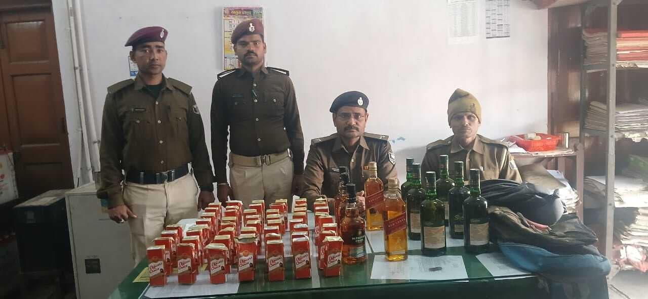 रेलवे प्लेटफॉर्म से 62 बोतल विदेशी शराब बरामद