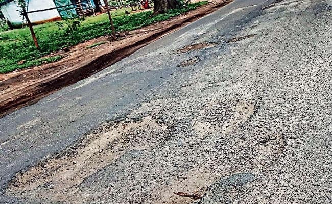 Ranchi news : राजधानी रांची की प्रमुख सड़कें जर्जर, नहीं हुई मरम्मत, आने-जाने में हो रही है परेशानी