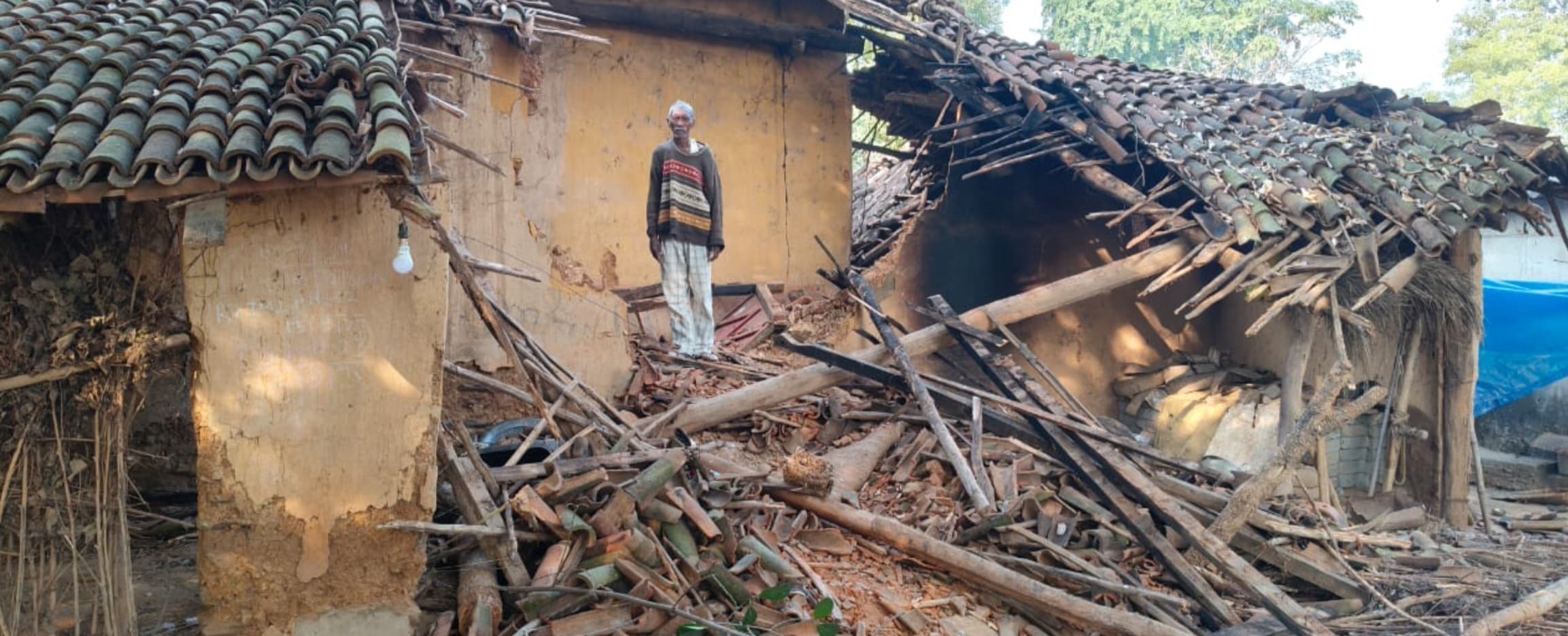 Chaibasa News : पुरानापानी गांव में हाथियों ने तीन घर तोड़े, 4 क्विंटल अनाज गटक गये