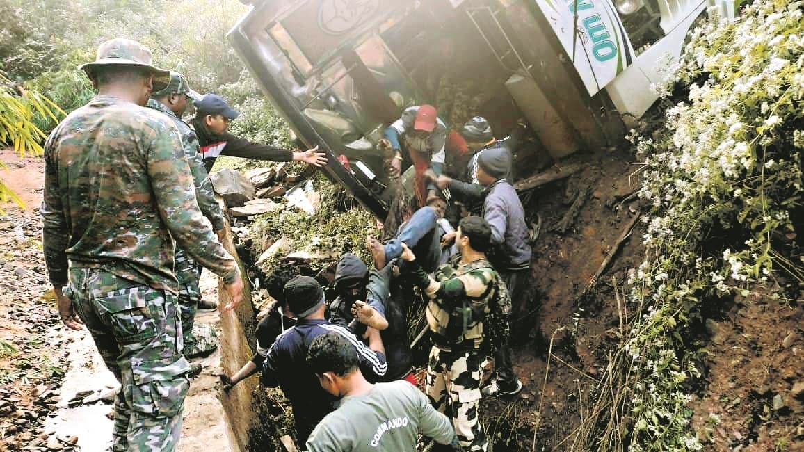 Bhubaneswar News : कोरापुट में गुप्तेश्वर जा रही बस पलटी, चार की मौत, 40 से अधिक घायल