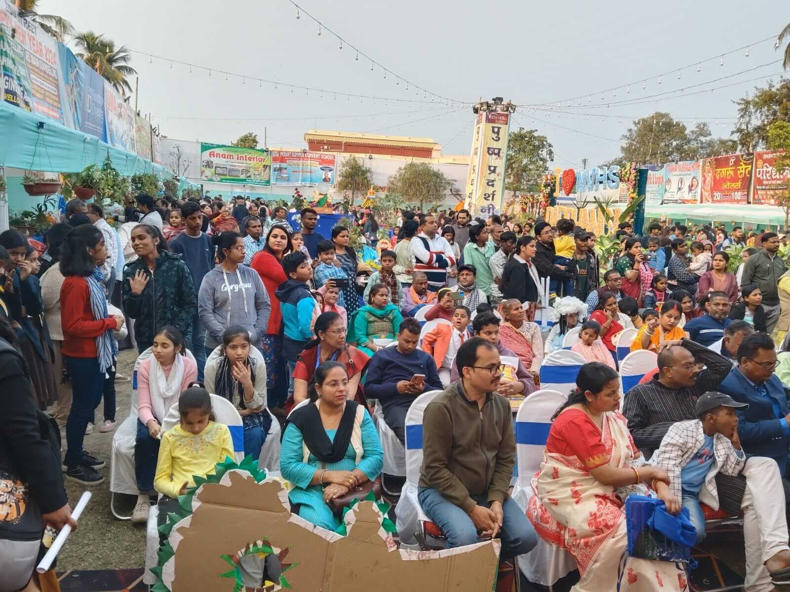 Darbhanga News: पुष्प प्रदर्शनी में उमड़ी पुष्प प्रेमियों की भीड़, नयनाभिराम नजारे का करते रहे दीदार