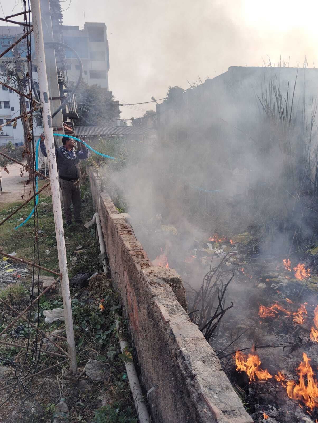 Darbhanga News: डीएमसीएच के आपातकालीन विभाग परिसर में लगी आग, मची अफरातफरी