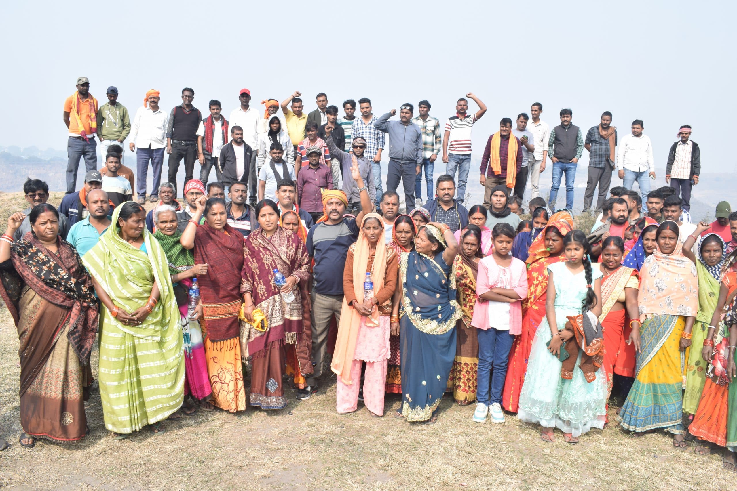 Dhanbad news : देवप्रभा में काम चालू कराने को ले प्रदर्शन, फायरिंग के बाद आपस में भिड़े जश्रसं समर्थक