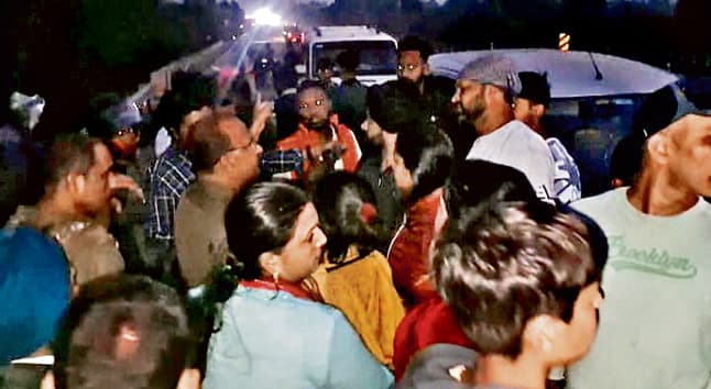 Jamshedpur News : छोटा बांकी में इनोवा कार और टेंपो में टक्कर के बाद मारपीट, हंगामा