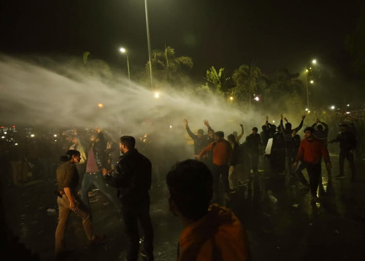 Patna News : सीएम आवास का घेराव करने जा रहे बीपीएससी अभ्यर्थियों पर पानी की बौछार, लाठीचार्ज