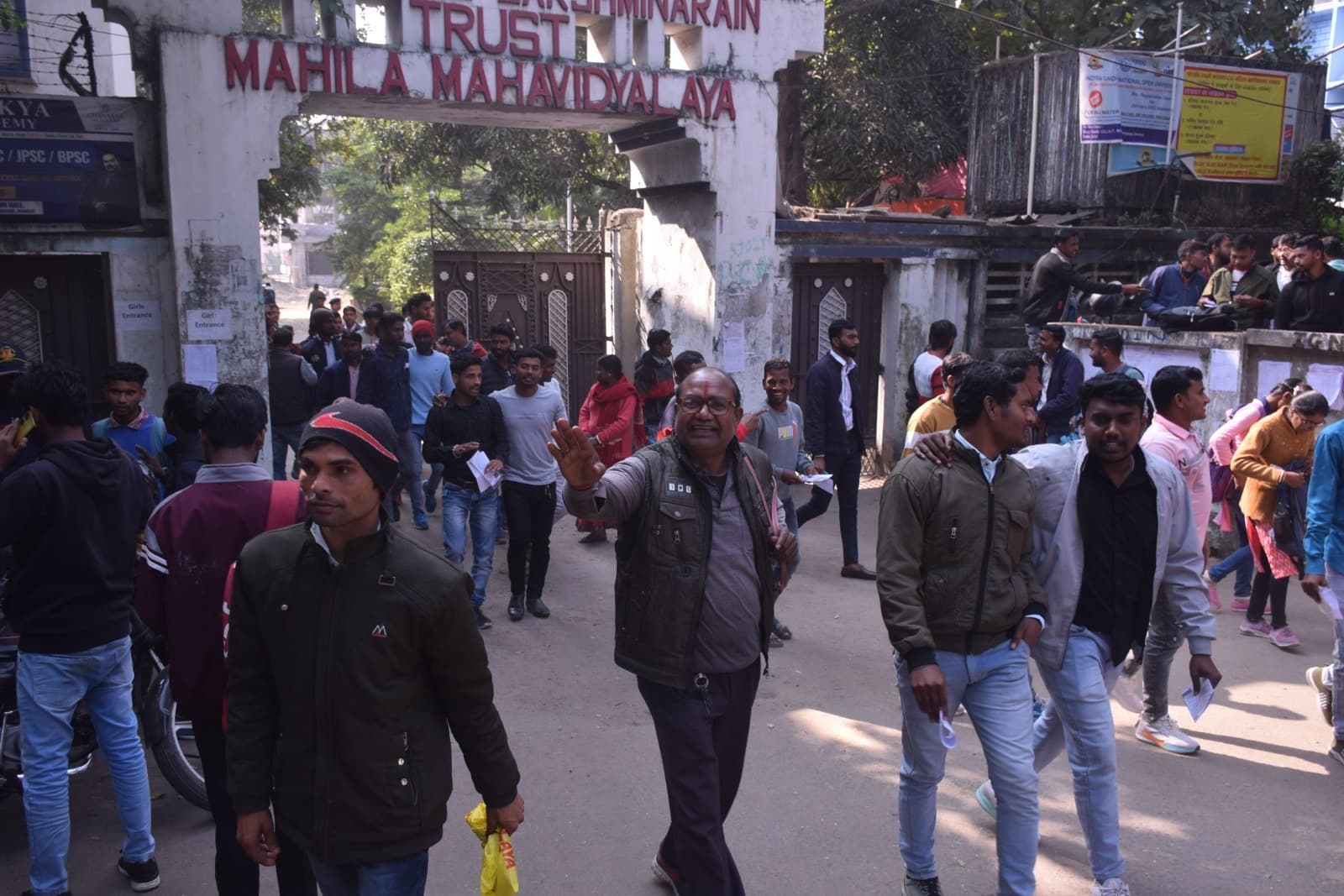 Dhanbad News : लंबे अंतराल के बाद चौकीदार बहाली के लिए हुई लिखित परीक्षा