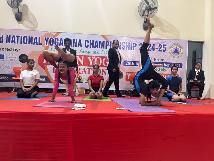 Dhanbad News:14 से लेकर 60 वर्ष आयु के प्रतिभागियों ने दिखाये योग के कौशल