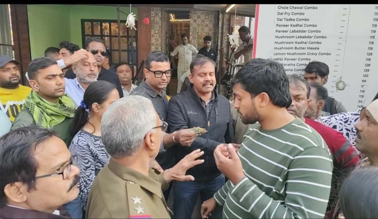 Dhanbad News : अनलिमिटेड थाली में ग्राहक ने चौथी बार ननवेज मांगा, मना करने पर हंगामा