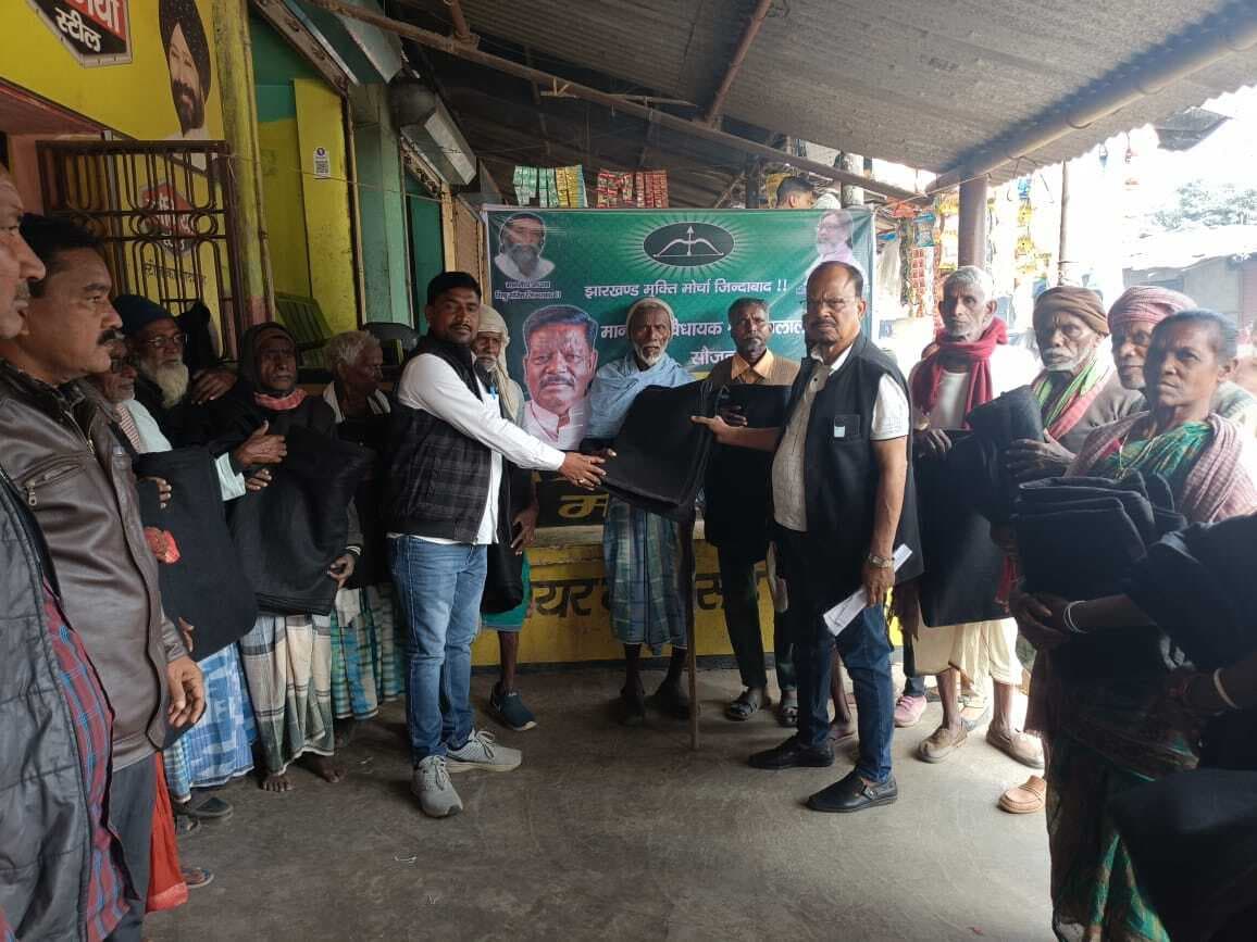 झामुमो नेताओं ने 200 जरूरतमंदों के बीच बांटे कंबल