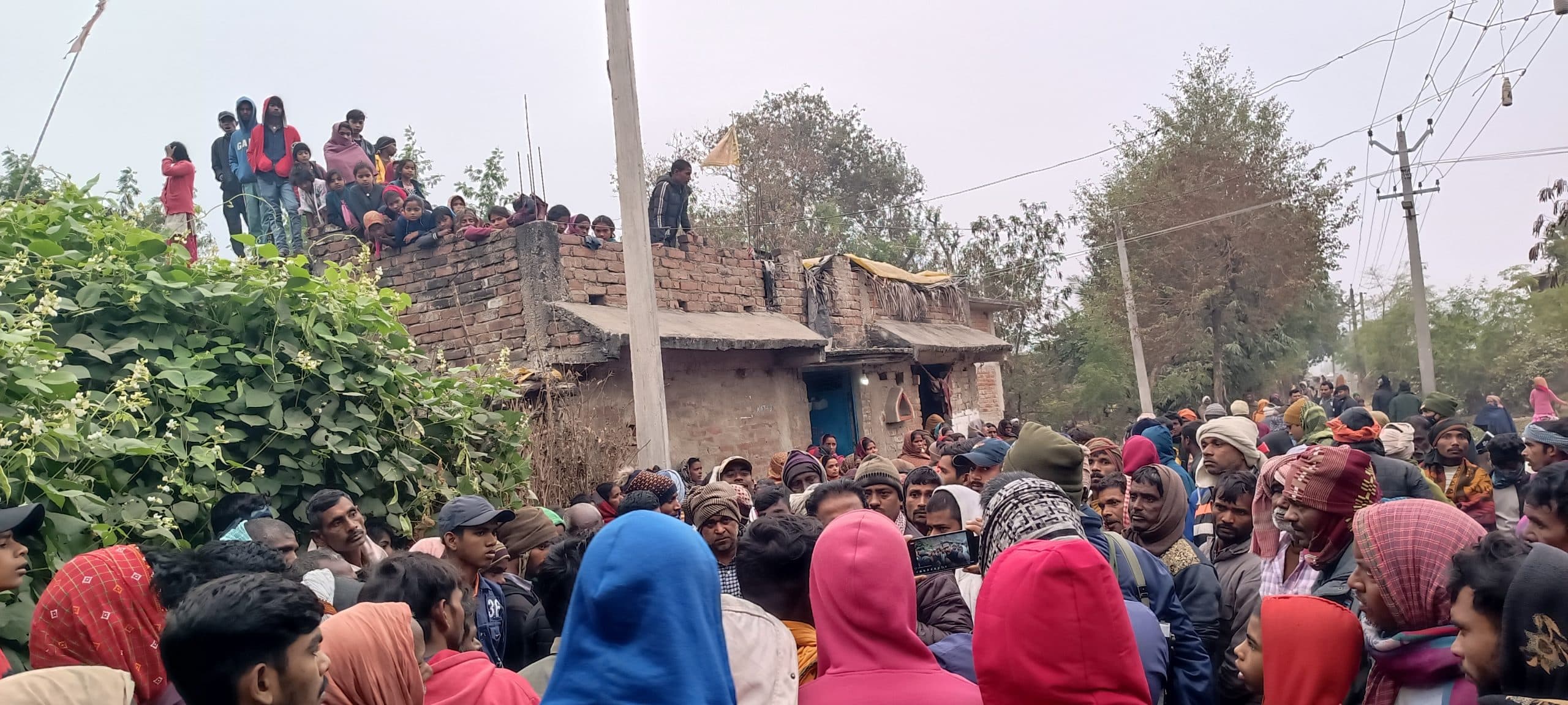 लखना गांव मोड़ के पास दो युवकों का मिला शव