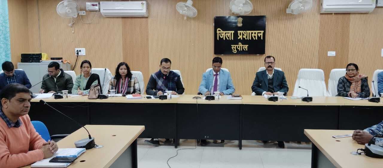 सभी विभागों के पदाधिकारियों के साथ डीएम ने की समीक्षा बैठक