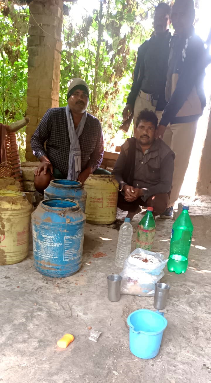 देसी शराब के साथ तस्कर व शराबी गिरफ्तार