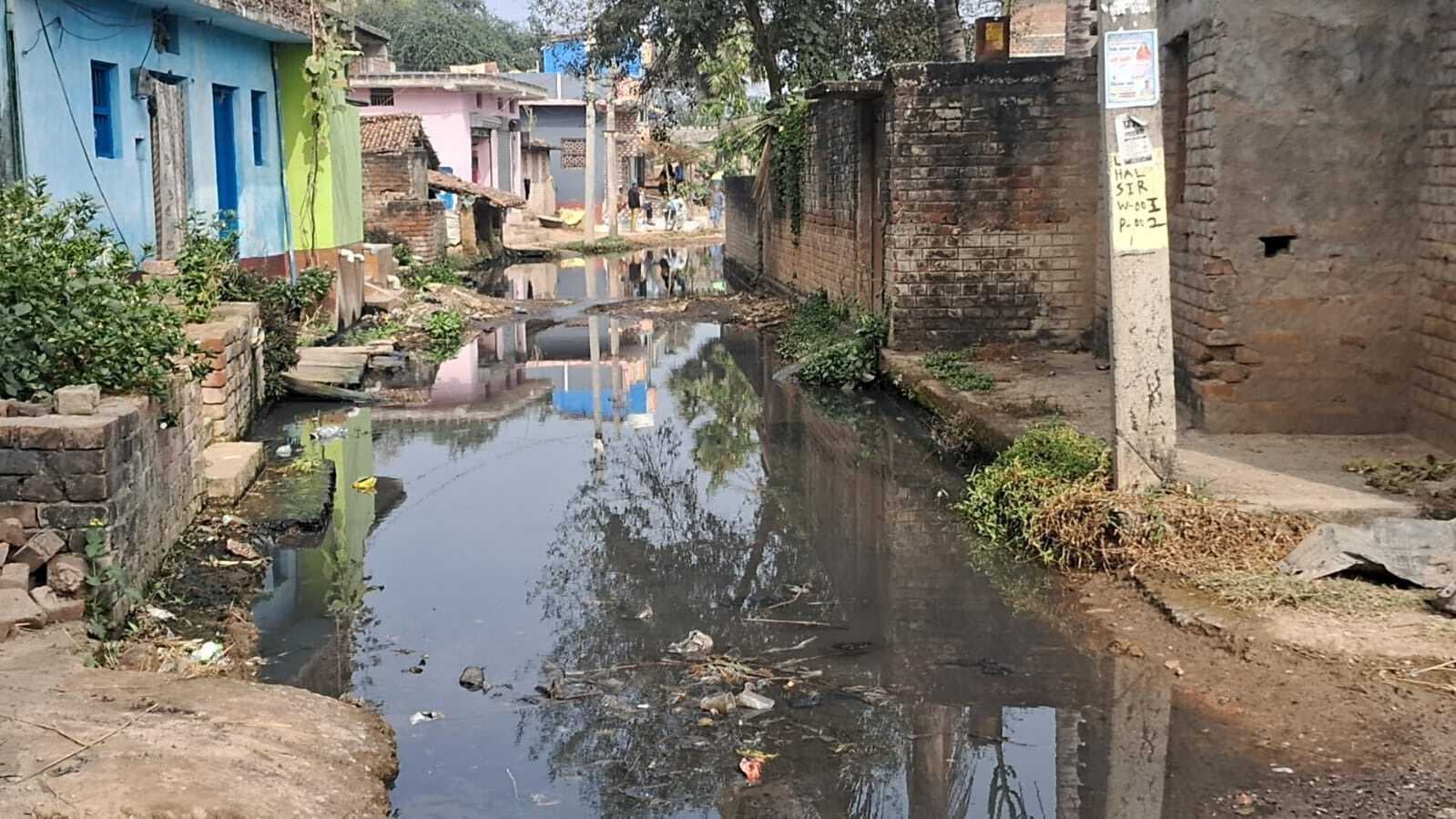 मुख्य मार्ग में नाला नहीं होने के कारण सड़क पर बह रहा गंदा पानी