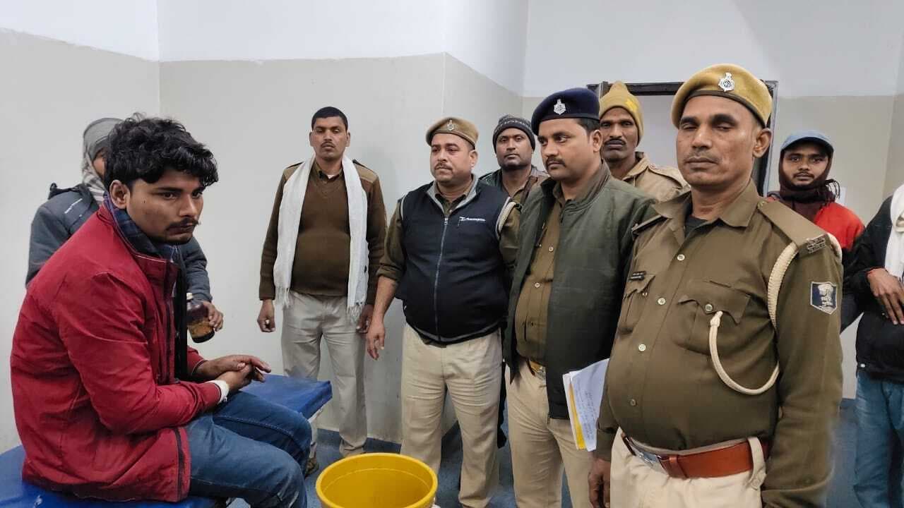 लूट में असफल अपराधियों को ग्रामीणों ने लोडेड कट्टा के साथ दबोचा, जमकर की धुनाई, किया पुलिस के हवाले