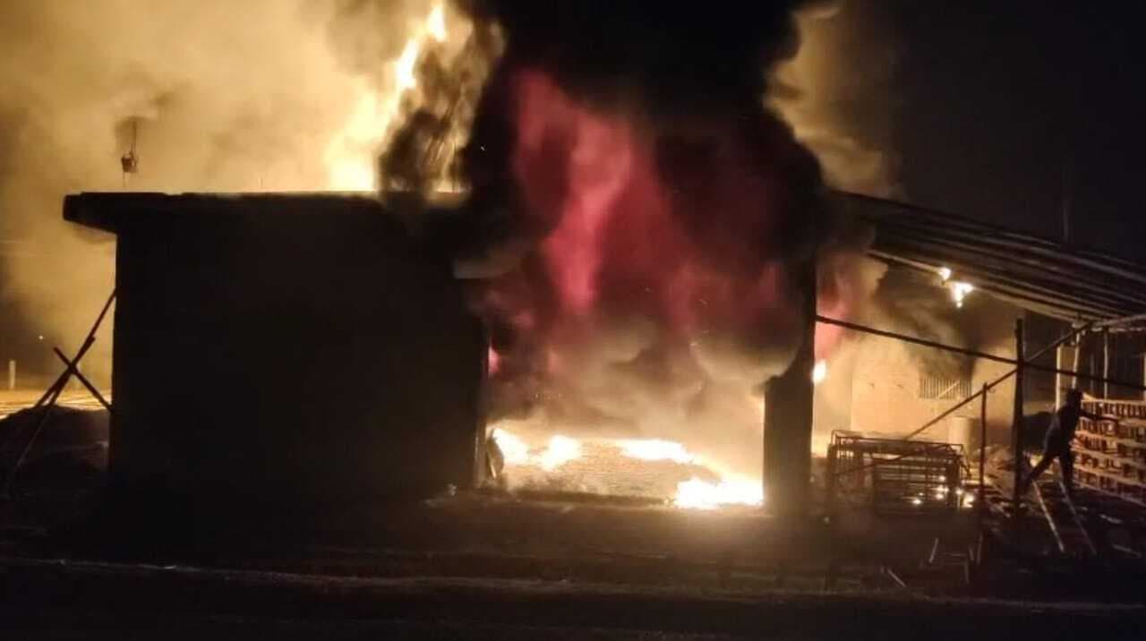 बरहरवा में डेकोरेटर्स गोदाम में लगी आग, एक करोड़ की संपत्ति का नुकसान