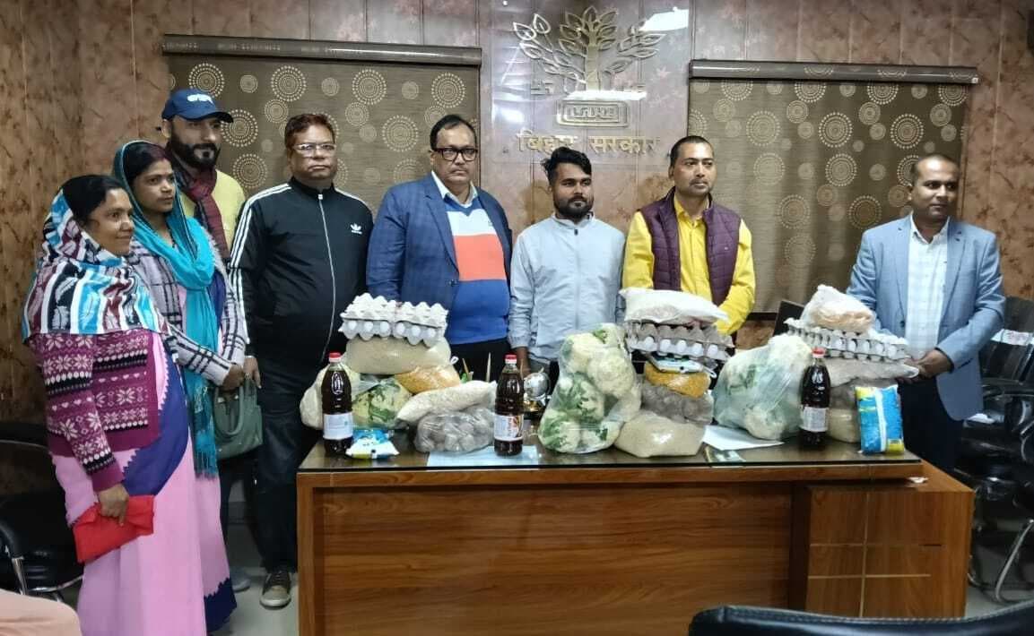 कोढ़ा नगर पंचायत में टीबी मुक्त अभियान के तहत तीन मरीजों को लिया गया गोद