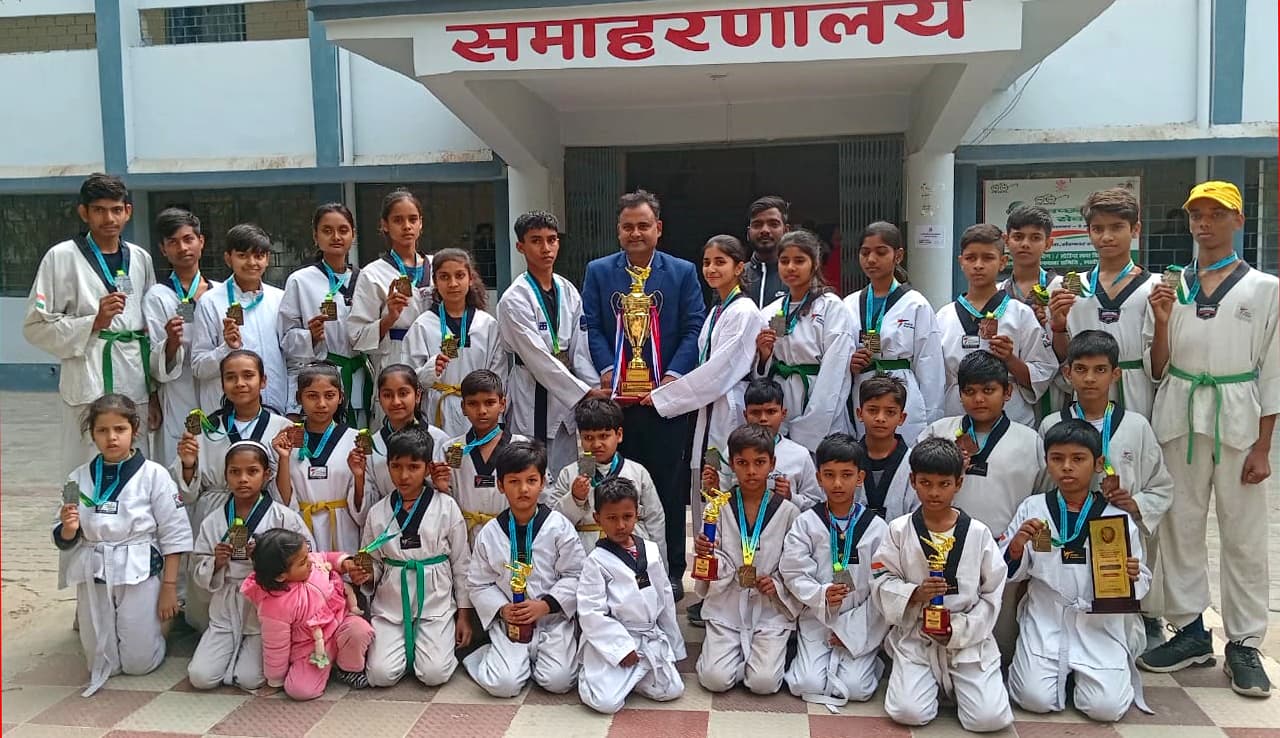 ताइक्वांडो खिलाड़ियों को बेहतर प्रदर्शन के लिए डीएम ने किया प्रोत्साहित