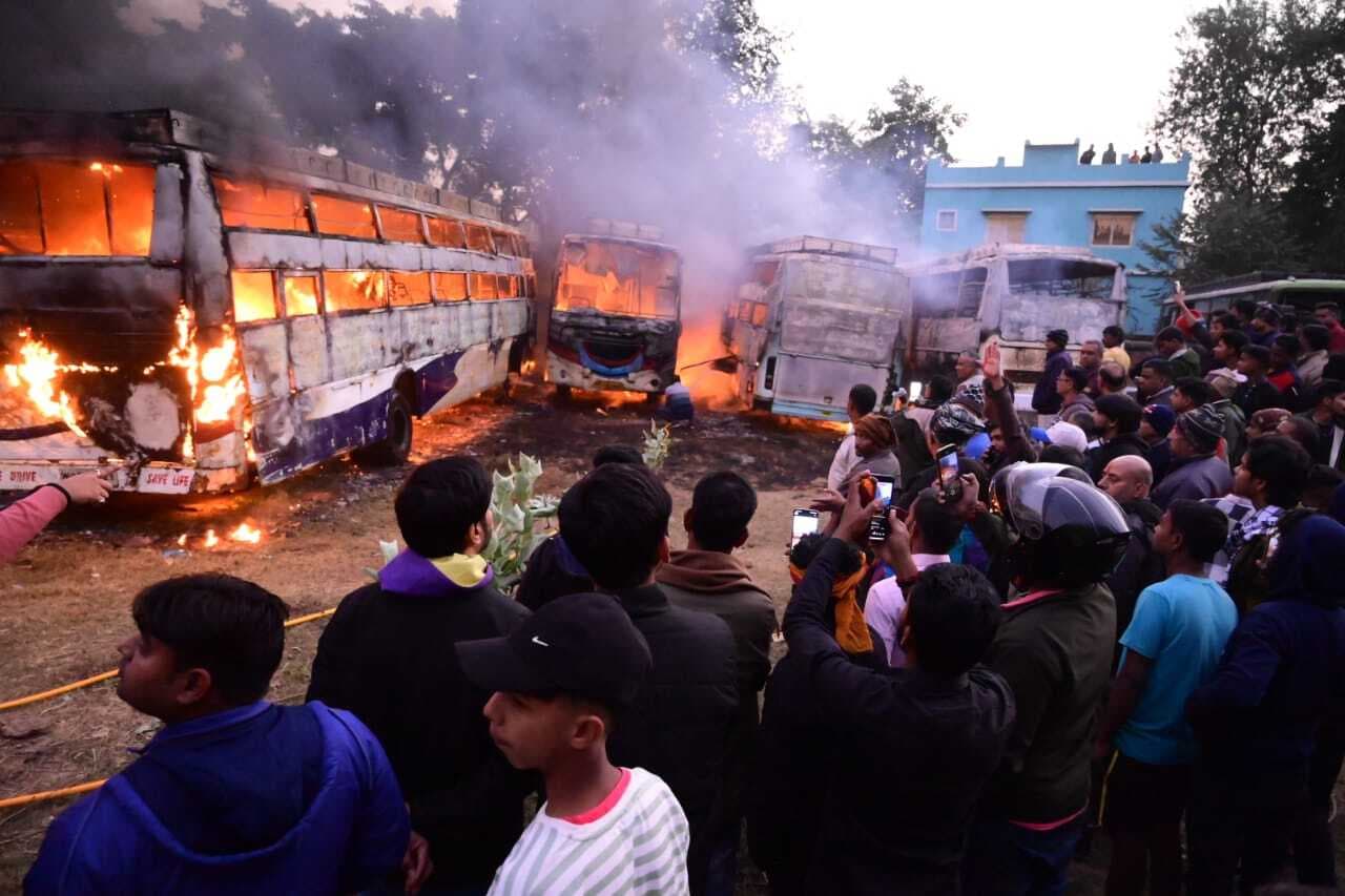 देवघर में खड़ी चार पुरानी बसों में लगी आग, दो करोड़ के नुकसान का दावा
