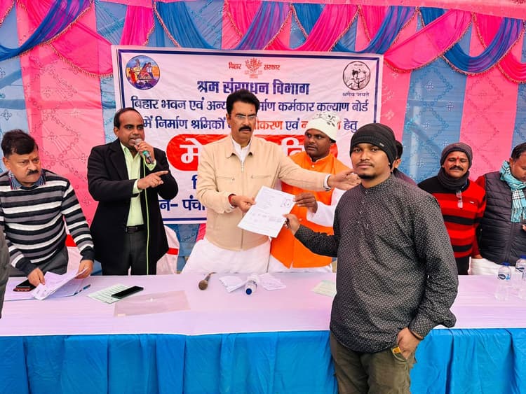 Darbhanga News: श्रम विभाग की ओर से करकौली गांव में विशेष मजदूर शिविर का आयोजन