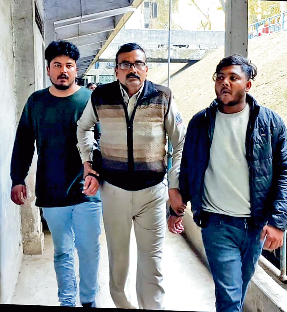 20 लाख की नकदी के साथ चार अरेस्ट