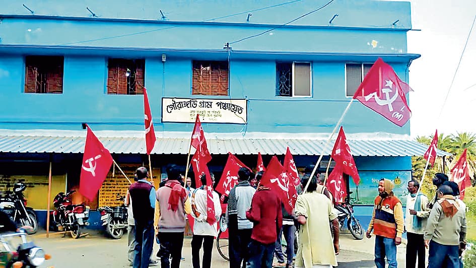 गौरांगड़ी ग्राम पंचायत के सामने वाम संगठनों का प्रदर्शन