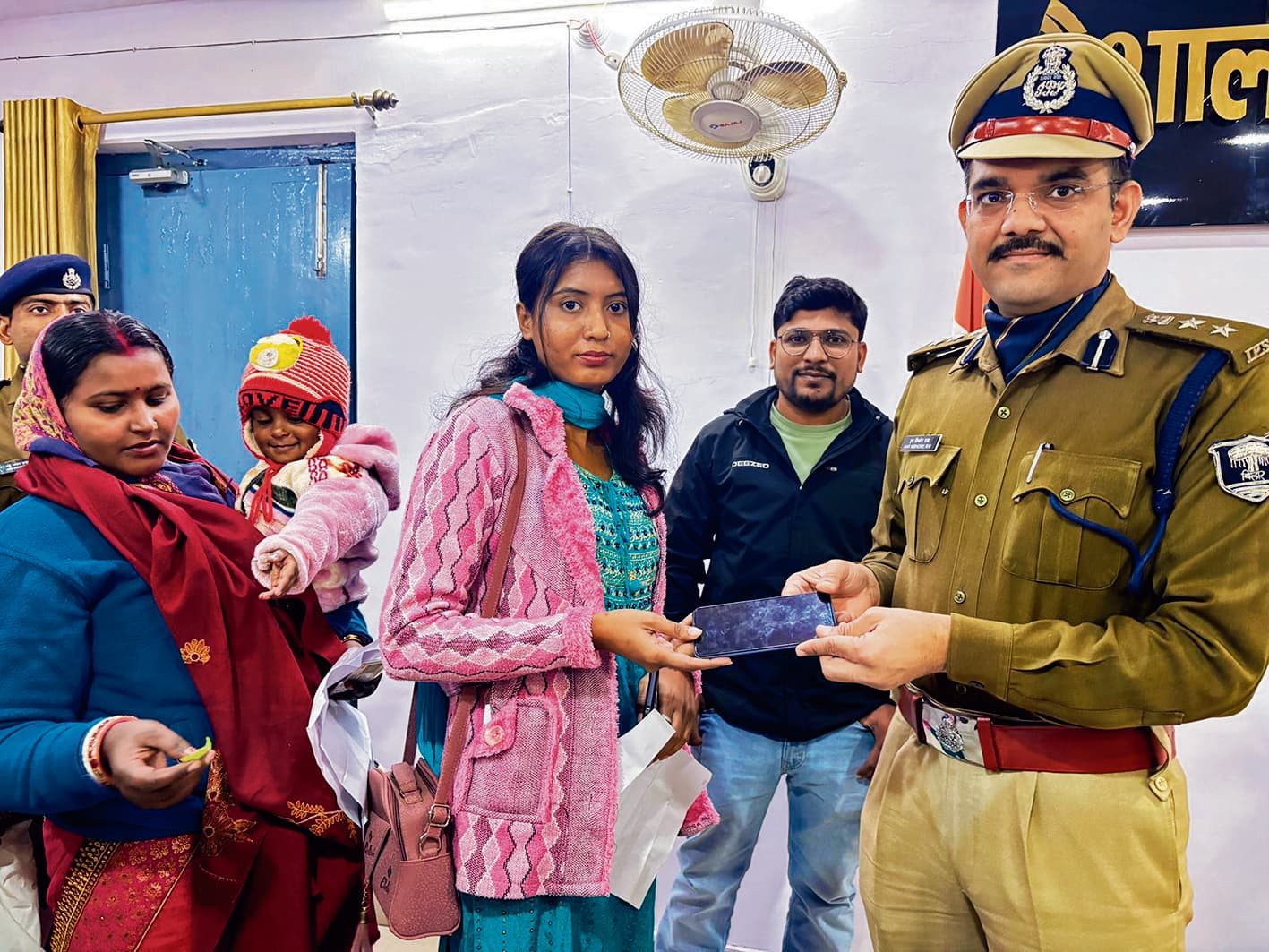 hajipur news. ऑपरेशन मुस्कान के तहत 94 मोबाइल बरामद कर धारकों को सौंपा