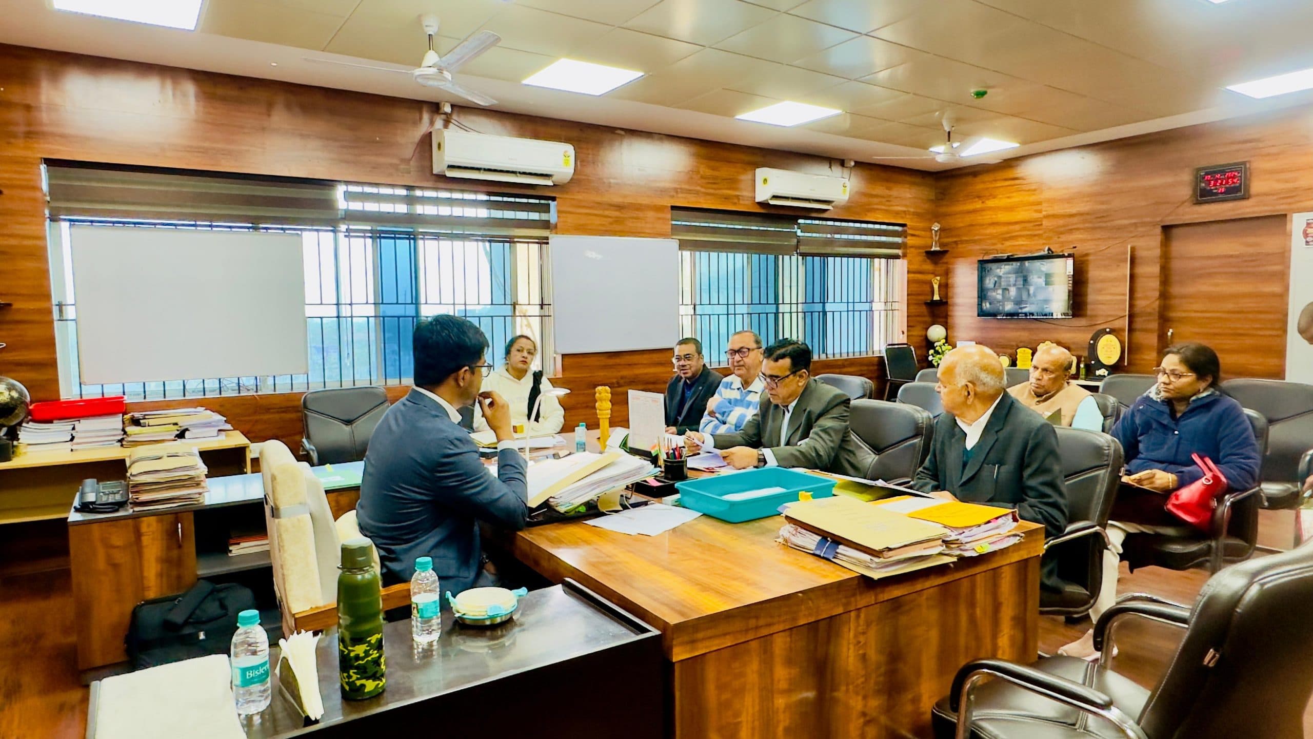 Giridih News :बिना लाइसेंस के संचालित क्लीनिकों के खिलाफ करें कार्रवाई : डीसी