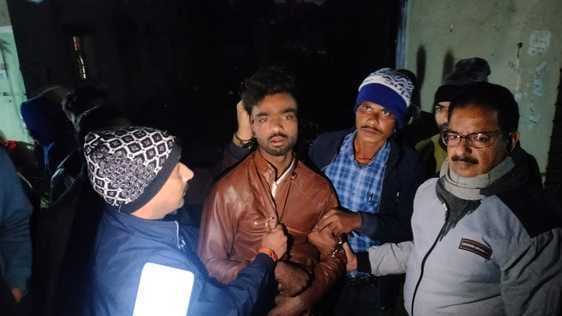 पिस्टल व मैगजीन फेंककर भाग रहे दो युवकों को स्थानीय लोगों पकड़ा