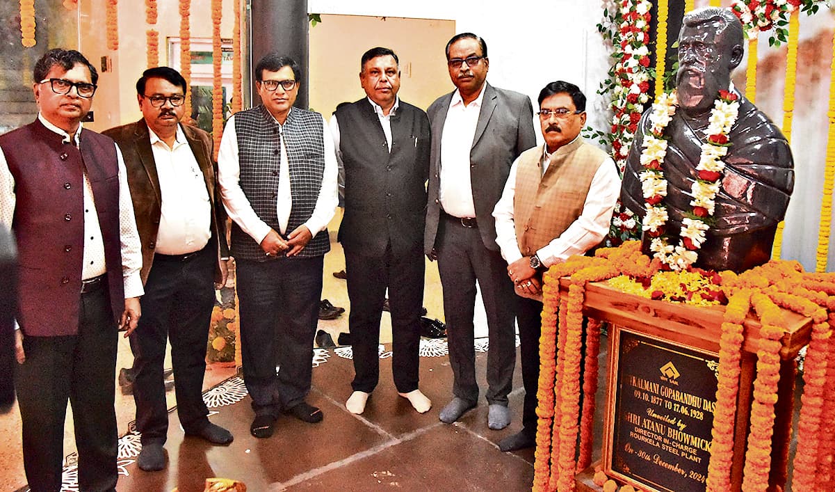 Rourkela News: आरएसपी के यूजीआइ पुस्तकालय में पंडित गोपबंधु दास की नयी प्रतिमा का अनावरण