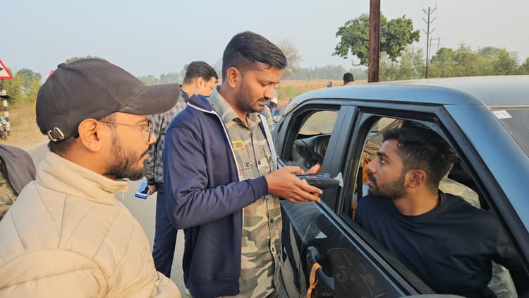 Giridih News :ब्रेथ एनेलाइजर से पुलिस ने की वाहन चालकों की जांच
