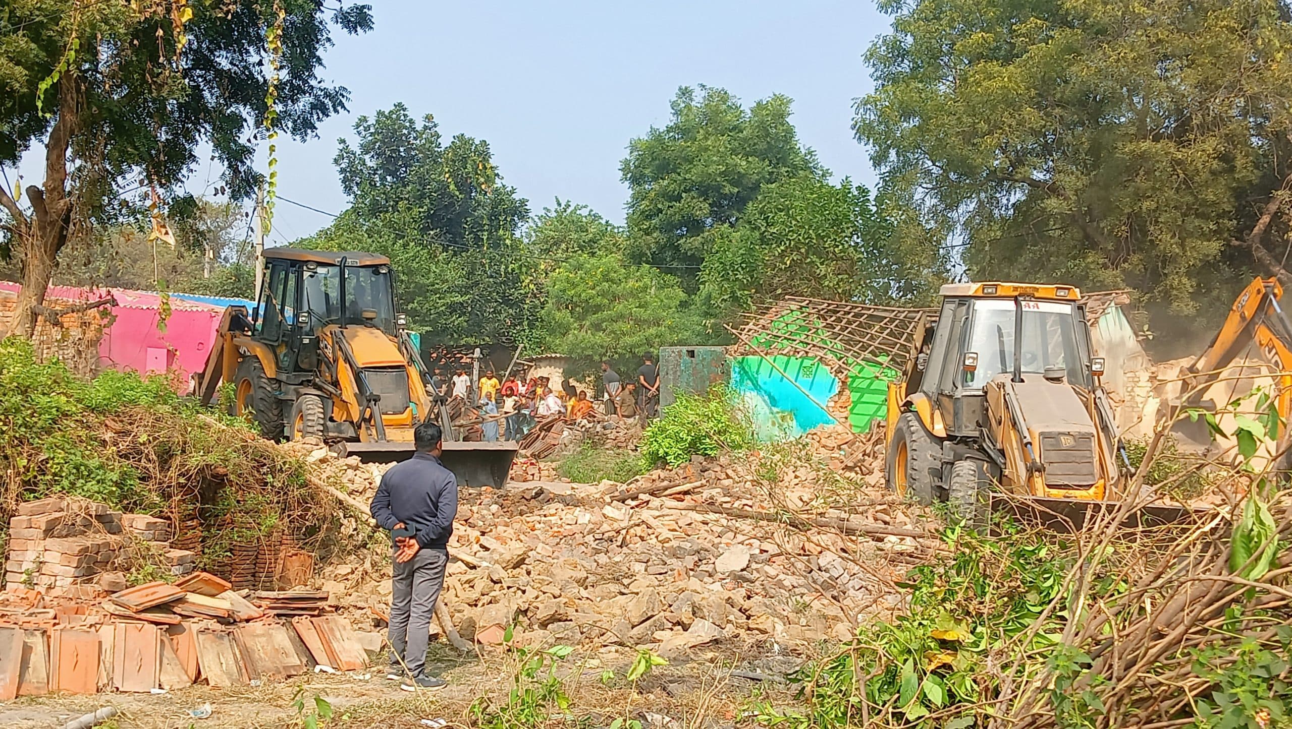 Dhanbad News : फ्रैट कॉरिडोर निर्माण के लिए कड़ाके की ठंड में उजाड़े गये 60 घर