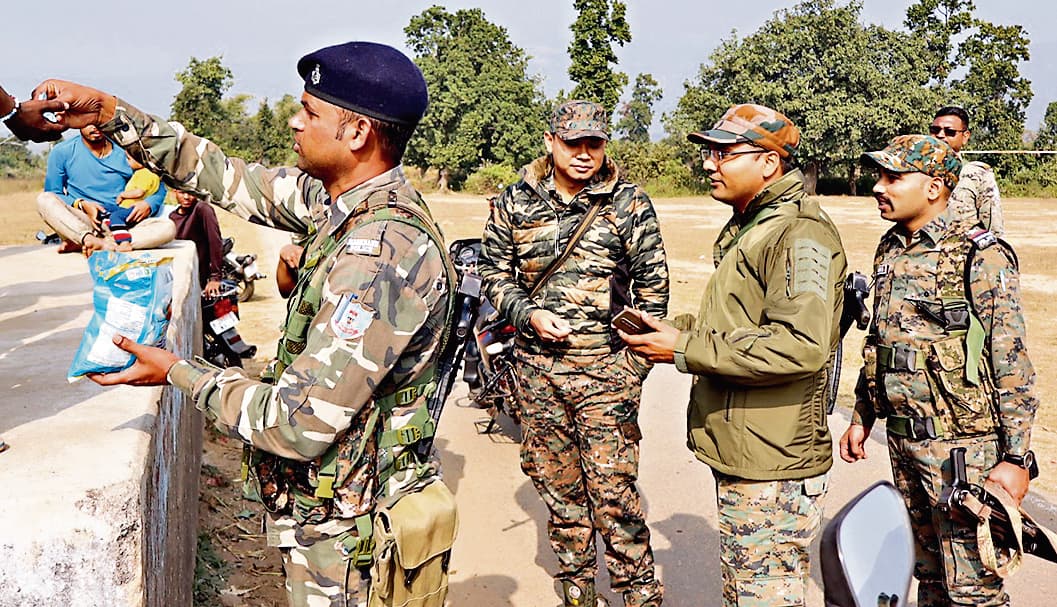 Bokaro News : एसपी ने उग्रवाद प्रभावित क्षेत्र के गांवों का किया दौरा