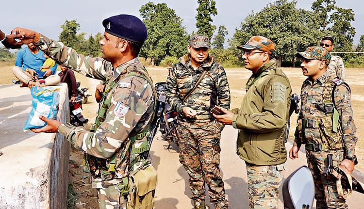 Bokaro News : एसपी ने उग्रवाद प्रभावित क्षेत्र के गांवों का किया दौरा