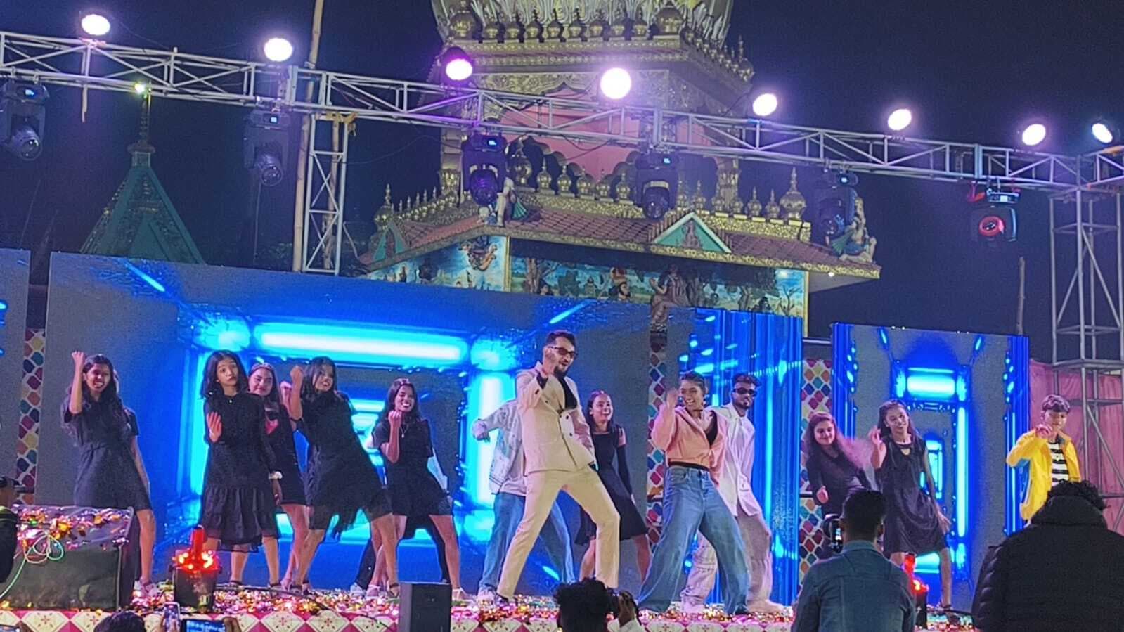 खुद झूमी और सर्द भरी रात में दर्शकों को भी झुमाती रही वर्तिका झा, तालियां भी बटोरी