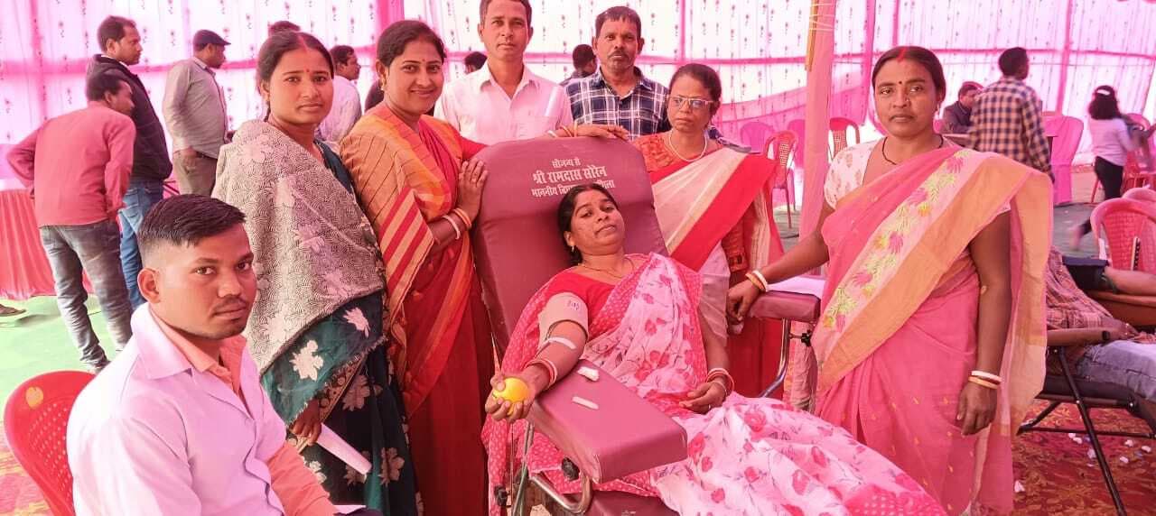 East Singhbhum : धालभूमगढ़ में कुड़मी संस्कृति विकास समिति के शिविर में 58 महिलाएं समेत 917 लोगों ने किया रक्तदान